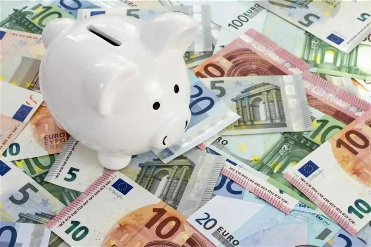 Obiettivo risparmio: quanti soldi bisognerebbe avere da parte a 40 anni e perché è importante pensarci prima