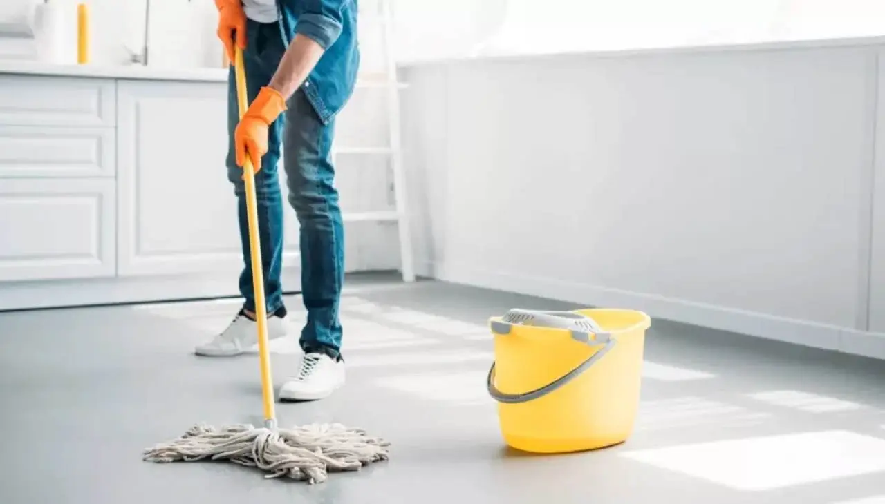 Quanto guadagna chi lavora come addetto alle pulizie? Scopri retribuzioni, curiosità e fattori che influenzano il salario