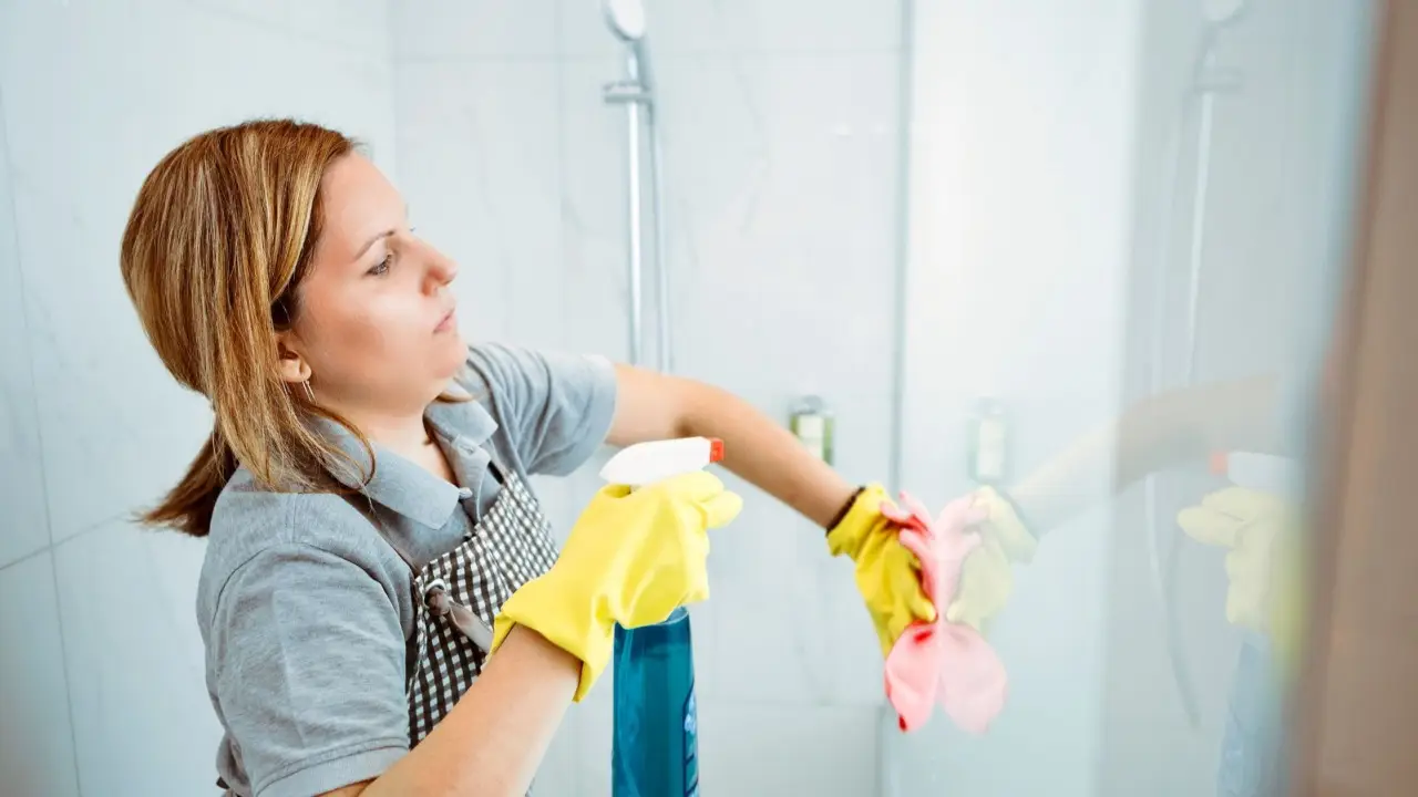 Diritti e tutele delle lavoratrici domestiche: cosa spetta a chi lavora come colf a ore?