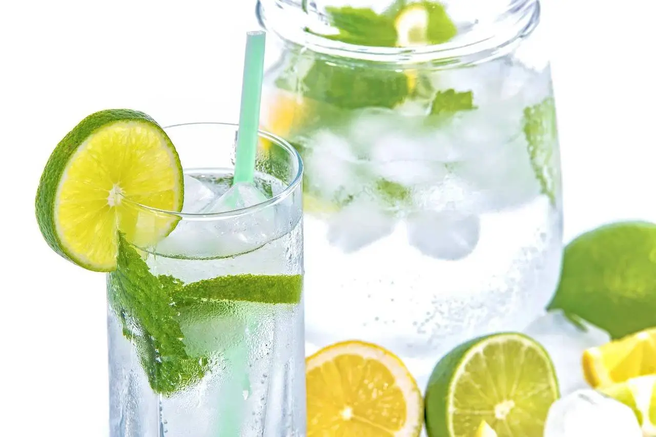 Acqua e limone al mattino: ecco cosa fa al metabolismo e come può aiutarti