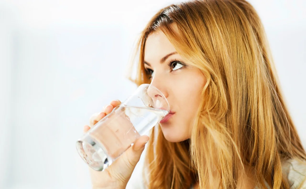 Attenzione al cuore: sapevi che bere troppa acqua può causare questi problemi?