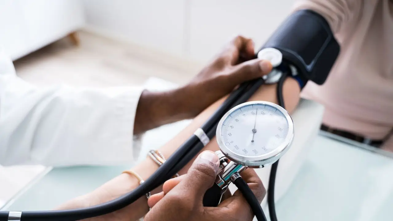 Pressione alta? Ecco i 5 cibi che devi eliminare subito per proteggere il cuore