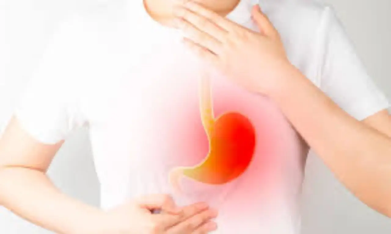 Soffri di reflusso? Ecco quando bere acqua peggiora il bruciore e quando invece aiuta
