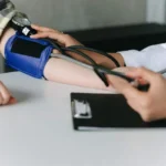 Attenzione alla pressione alta: ecco perché è così pericolosa e spesso silenziosa