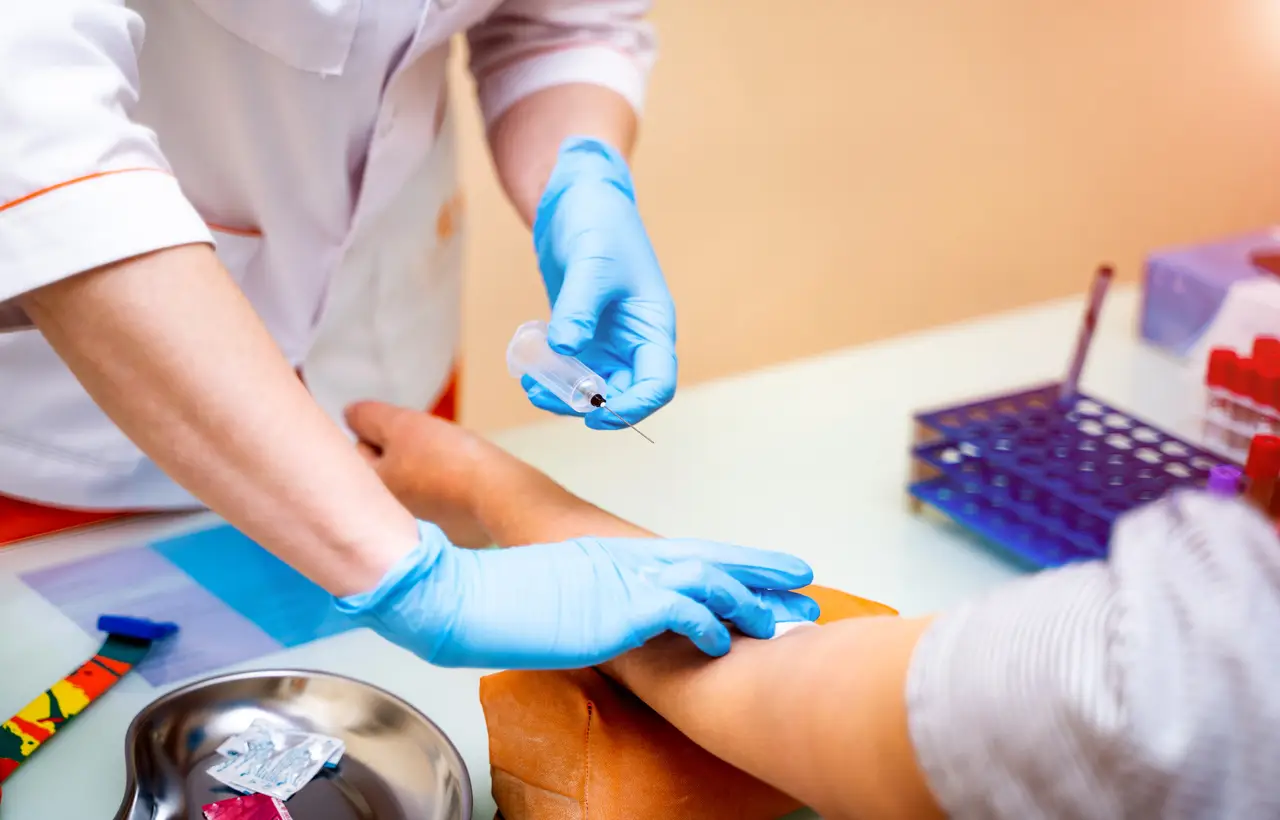 Conservi gli esami del sangue per anni? Ecco quando puoi buttarli senza problemi